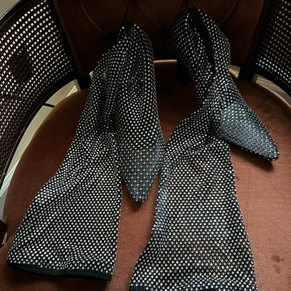 Received them & was too big I wear a 9.5 they had to much room in the back - Picture 2 of 6